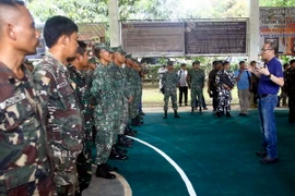 Tổng thống Benigno Aquino III (phải) trò chuyện với các binh sỹ trong chuyến thăm Sulu. (Nguồn: EPA/TTXVN)