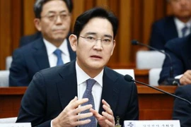 Phó Chủ tịch Samsung Lee Jae Yong (phía trước) trả lời chất vấn tại Quốc hội Hàn Quốc ở thủ đô Seoul ngày 6/12. (Nguồn: Kyodo/TTXVN)