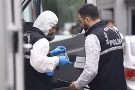 Cảnh sát Thổ Nhĩ Kỳ điều tra tại lãnh sự quán Saudi Arabia ở Istanbul, Thổ Nhĩ Kỳ ngày 17/10/2018. (Nguồn: THX/TTXVN) 