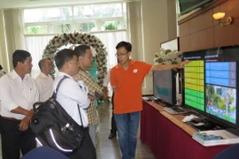 Các đại biểu tham quan mô hình phát triển Trung tâm điều hành giao thông thông minh tại Hội thảo. (Ảnh: Hoàng Hải/TTXVN)