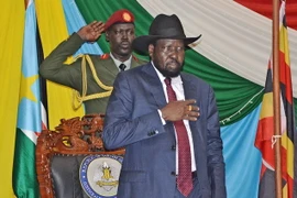 Tổng thống Nam Sudan Salva Kiir (giữa) trước lễ ký thỏa thuận hòa bình tại thủ đô Juba ngày 26/8. (Nguồn: AFP/TTXVN)
