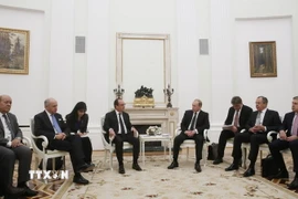 Tổng thống Nga Vladimir Putin (thứ 4, phải), Tổng thống Pháp Francois Hollande (thứ 4, trái) và Bộ trưởng Quốc phòng Pháp Jean-Yves Le Drian (thứ nhất, trái) trong một cuộc họp ở thủ đô Moskva (Nga) ngày 26/11. (Nguồn: AFP/TTXVN)