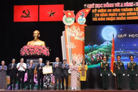 Phó Thủ tướng Thường trực Chính phủ Trương Hòa Bình trao tặng Huân chương Lao động hạng Nhất của Chủ tịch nước cho Ban Điều hành Quỹ học bổng Vừ A Dính. (Ảnh: Xuân Dự/ TTXVN) 