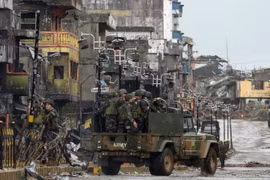 Binh sỹ Philippines tuần tra tại Marawi sau khi thành phố này được giải phóng ngày 17/10. (Nguồn: THX/TTXVN) 