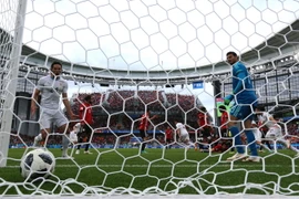 Bóng nằm gọn trong lưới đội tuyển Ai Cập sau pha đánh đầu của cầu thủ Uruguay Jose Gimenez trong trận đấu. (Nguồn: THX/TTXVN)