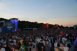 Hàng chục nghìn người tụ tập xem tường thuật bóng đá ở trên đồi Chim sẻ ở thủ đô Moskva (Nga). (Ảnh: Dương Trí/TTXVN)