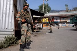 Binh sỹ Ấn Độ làm nhiệm vụ tại khu vực Baramulla, cách Srinagar - thủ phủ mùa Hè của khu vực Kashmir - 50km về phía Bắc ngày 3/10. (Nguồn: EPA/TTXVN)