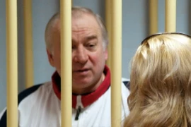 Cựu điệp viên Nga Sergei Skripal (trái) trong phiên xét xử tại Tòa án quân sự Moskva ngày 9/8/2006. (Nguồn: AFP/TTXVN)