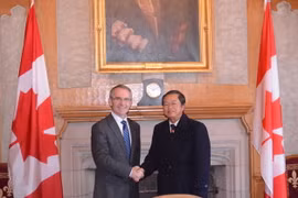 Tại tòa nhà Quốc hội Canada ở thủ đô Ottawa, Ủy viên Trung ương Đảng, Phó Chủ tịch Quốc hội, Đại tướng Đỗ Bá Tỵ hội đàm với với ông Bruce Stanton, Phó Chủ tịch Hạ viện Canada. (Ảnh: Trường Giang/TTXVN)