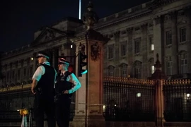 Cảnh sát gác bên ngoài Điện Buckingham ở thủ đô London ngày 26/8 sau vụ tấn công. (Nguồn: AFP/TTXVN)