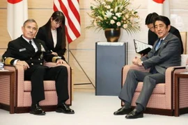 Thủ tướng Nhật Bản Shinzo Abe (phải, trước) trong cuộc gặp Đô đốc Mỹ Harry Harris (trái, trước) tại Tokyo ngày 16/2. (Nguồn: Kyodo/ TTXVN)