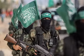 Các thành viên Lữ đoàn Izz ad-Din al-Qassam, một nhánh của Phong trào Hồi giáo Hamas thuộc Palestine tại Khan Yunis, Dải Gaza ngày 20/7/2017. (Ảnh: Anadolu Agency/TTXVN) 