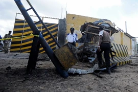 Lực lượng an ninh Somalia làm nhiệm vụ tại hiện trường một vụ nổ bom ở thủ đô Mogadishu ngày 9/5. (Nguồn: AFP/TTXVN)