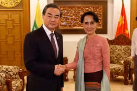 Ngoại trưởng Myanmar Aung San Suu Kyi (phải) có cuộc gặp với Bộ trưởng Ngoại giao Trung Quốc Vương Nghị. (Nguồn: THX/TTXVN)