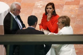 Thủ tướng Đức Angela Merkel (phải) và đại diện của đảng Dân chủ tự do và đảng Xanh tại cuộc gặp ở Berlin ngày 20/10. (Nguồn: AFP/TTXVN)