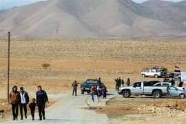 Người tị nạn Syria qua cửa khẩu Zemrani, nằm giữa Syria và Lebanon, về tới khu vực Qalamoun, phía bắc Damascus, ngày 15/11/2018. (Nguồn: THX/TTXVN) 