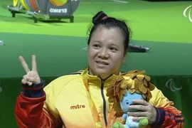 Vận động viên Việt Nam Đặng Thị Linh Phượng nhận Huy chương đồng môn cử tạ nữ hạng cân dưới 50kg tại Paralympic Rio 2016. (Nguồn: TTXVN)