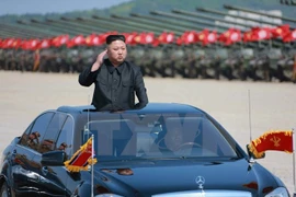 Nhà lãnh đạo Triều Tiên Kim Jong-un kiểm tra một cuộc tập trận bắn đạn thật nhân dịp kỷ niệm 85 năm ngày thành lập Quân đội Nhân dân Triều Tiên. (Nguồn: Yonhap/TTXVN)