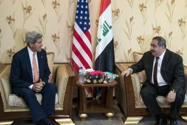 Ngoại trưởng Iraq Hoshyar Zebari (phải) hội đàm với Ngoại trưởng Mỹ John Kerry (trái) tại Baghdad ngày 23/6. (Nguồn: AFP/TTXVN)