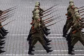 Binh sỹ Nga tham gia một lễ diễu binh. (Nguồn: AFP/TTXVN) 