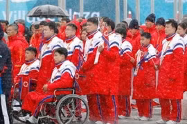 Phái đoàn Triều Tiên tới tham dự Paralympic PyeongChang 2018 tại lễ đón ở làng vận động viên PyeongChang, Hàn Quốc ngày 8/3. (Nguồn: Kyodo/TTXVN)
