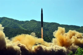 Vụ phóng tên lửa đạn đạo liên lục địa Hwasong-14 của Triều Tiên tại một địa điểm bí mật ngày 5/7/2017. (Nguồn: AFP/TTXVN) 