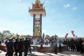 Lễ viếng các Anh hùng liệt sỹ Campuchia-Việt Nam. (Ảnh: Xuân Khu/TTXVN)