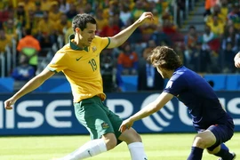 Cầu thủ Ryan McGowan (trái) đội tuyển Australia đi bóng trước cầu thủ đội tuyển Hà Lan trong trận đấu tại bảng B. (Nguồn: THX/TTXVN)