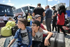 Người tị nạn Syria tập trung tại một bến xe ở Istanbul, Thổ Nhĩ Kỳ để chuẩn bị hồi hương, ngày 6/8/2019. (Nguồn: AFP/TTXVN) 