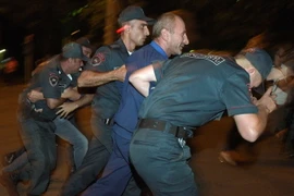 Cảnh sát Armenia bắt giữ người biểu tình bạo động ở Yerevan ngày 29/7. (Nguồn: AFP/TTXVN)
