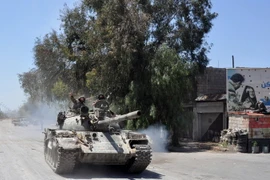 Binh sỹ Chính phủ Syria trên một đường phố ở Al Hajar al Aswad. (Nguồn: AFP/TTXVN)