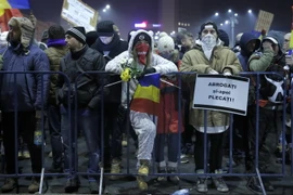 Biểu tình phản đối sắc lệnh của Chính phủ tại thủ đô Bucharest ngày 2/2. (Nguồn: EPA/TTXVN)