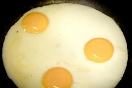 Trứng gà được chế biến tại một nhà hàng ở Amsterdam, Hà Lan ngày 3/8. (Nguồn: EPA/TTXVN)