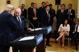 Tổng thống Nga Vladimir Putin (thứ 2, trái) và Tổng thống Mỹ Donald Trump (trái) trong cuộc họp báo chung sau cuộc gặp thượng đỉnh ở Helsinki, Phần Lan ngày 16/7. (Nguồn: AFP/TTXVN)