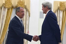 Ngoại trưởng Nga Sergei Lavrov (trái) trong cuộc gặp Ngoại trưởng Mỹ John Kerry tại Moskva ngày 15/7. (Nguồn: EPA/TTXVN)