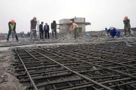 Các lực lượng thi công tiến hành phá dỡ phần vi phạm tại tầng 19 tòa tòa nhà 8B Lê Trực. (Ảnh: Nguyễn Văn Cảnh/TTXVN)