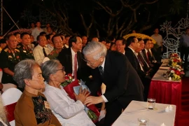 Tổng Bí thư Nguyễn Phú Trọng tặng hoa mẹ Việt Nam anh hùng, thương binh và người có công. (Ảnh: Trí Dũng/TTXVN)