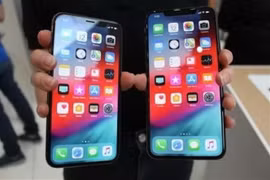 Mẫu điện thoại iPhone XS (trái) và XS Max (phải). (Nguồn: Kyodo/TTXVN) 