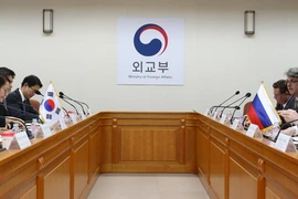 Đặc phái viên của Hàn Quốc về các vấn đề hòa bình và an ninh bán đảo Triều Tiên Lee Do-hoon (trái) và Thứ trưởng Ngoại giao Nga Igor Morgulov (phải) tại cuộc gặp ở Seoul ngày 27/11. (Nguồn: YONHAP/TTXVN)