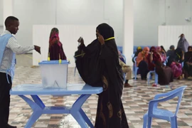 Một người phụ nữ bỏ phiếu trong cuộc bầu cử Quốc hội Somalia, tại một trạm bỏ phiếu ở Mogadishu, Somalia ngày 6/12. (Nguồn: AFP)
