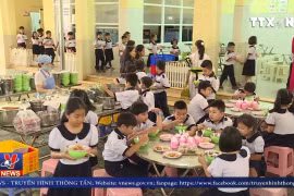 [Video] Phụ huynh giám sát bữa ăn cho học sinh trong các trường học
