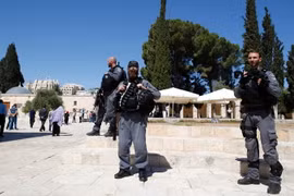 Cảnh sát Israel làm nhiệm vụ tại Jerusalem ngày 12/7. (Nguồn: AFP/TTXVN)