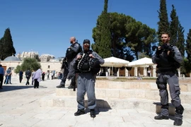 Cảnh sát Israel làm nhiệm vụ tại Jerusalem ngày 12/7. (Nguồn: AFP/TTXVN)