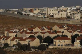 Khu định cư của Israel Pisgat Zeev (phía trước bức tường) tại Đông Jerusalem ngày 6/8/2019. (Nguồn: AFP/TTXVN) 