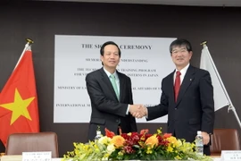 Bộ trưởng Bộ Lao động, Thương binh và Xã hội Đào Ngọc Dung và Chủ tịch IM Japan Yanagisawa Kyoe. (Ảnh: Thành Hữu/Vietnam+)