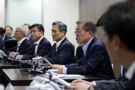 Tổng thống Hàn Quốc Moon Jae-in (thứ hai, phải) chủ trì cuộc họp Hội đồng An ninh quốc gia ở Seoul ngày 14/5. (Nguồn: Yonhap/TTXVN)