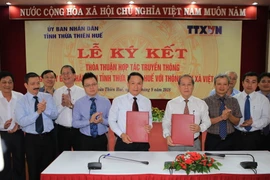 Ông Nguyễn Đức Lợi, Ủy viên Trung ương Đảng, Tổng giám đốc TTXVN (bên trái) và Chủ tịch Ủy ban Nhân dân tỉnh ThừaThiên-Huế Phan Ngọc Thọ ký kết thỏa thuận hợp tác truyền thông. (Ảnh: Hồ Cầu/TTXVN)