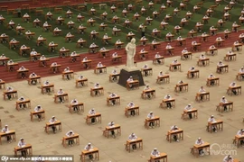 [Photo] Hàng nghìn học sinh thi tốt nghiệp ngay trên sân trường