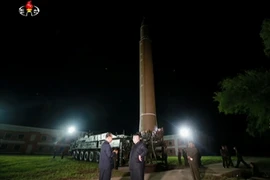 Tên lửa liên lục địa Hwasong-14 của Triều Tiên chuẩn bị được phóng tại một địa điểm ở Triều Tiên. (Nguồn: YONHAP/TTXVN)