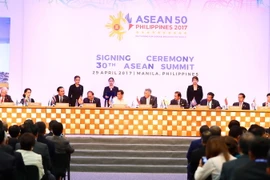 Thủ tướng Nguyễn Xuân Phúc và các Trưởng đoàn tham dự Lễ ký kết các văn kiện. (Ảnh: Thống Nhất/TTXVN)